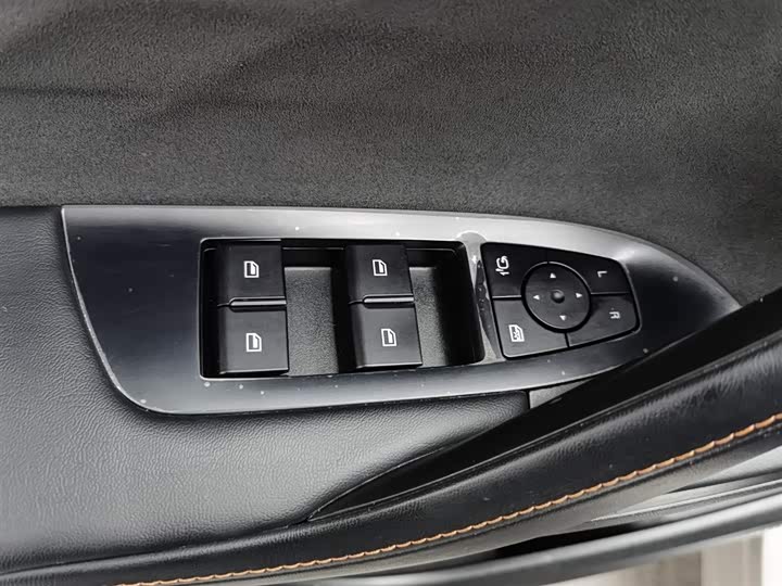 Roewe D5X DMH 2024 2024款 135旗舰版