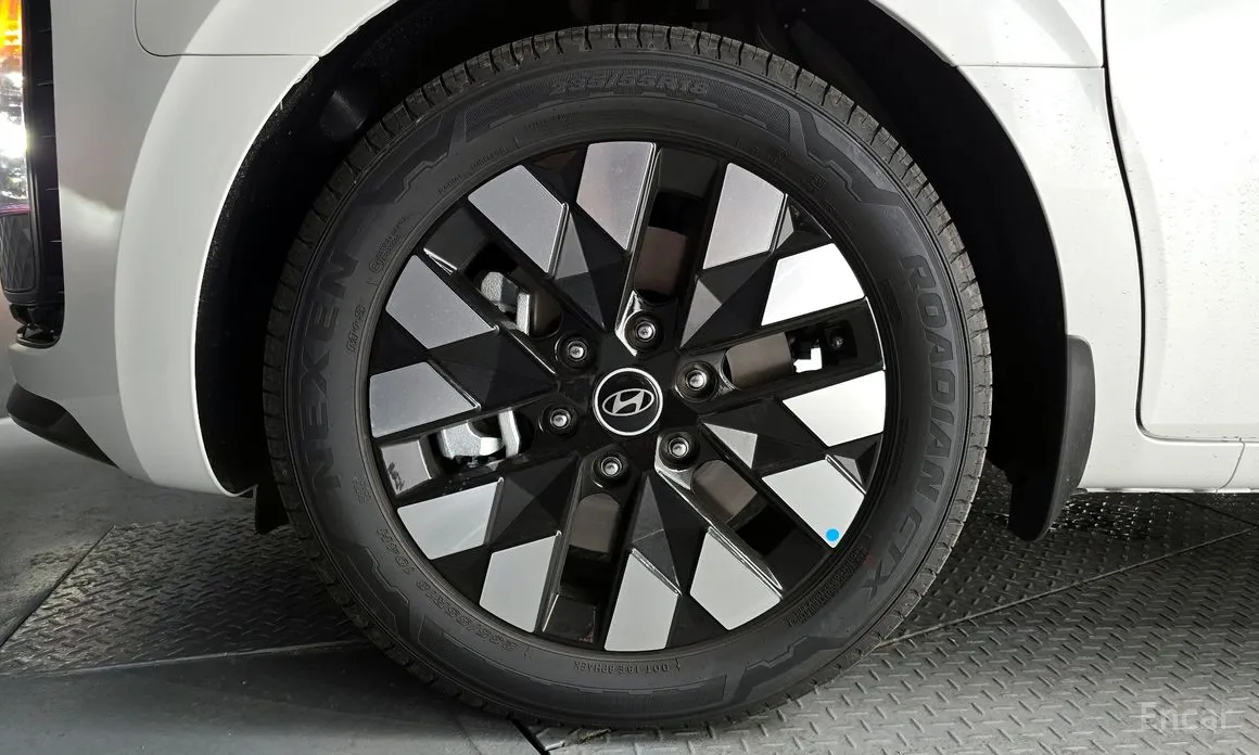 Hyundai Staria 2021 4WD Lounge 9-Seater