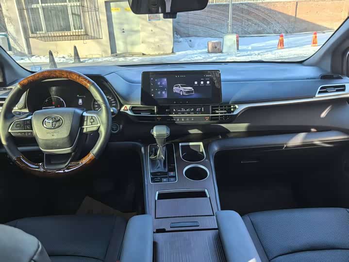 Toyota Sienna 2024 2024款 2.5L混动 四驱豪华版