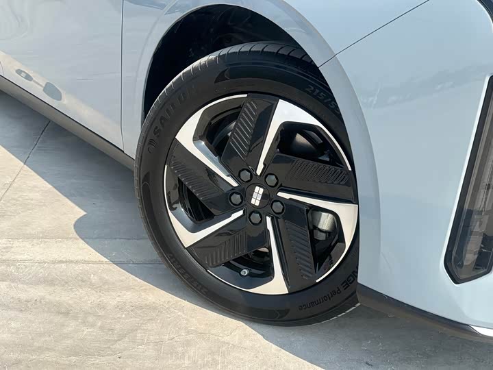 Geely Galaxy L6 2025 2025款 EM-i 140km 探索+版