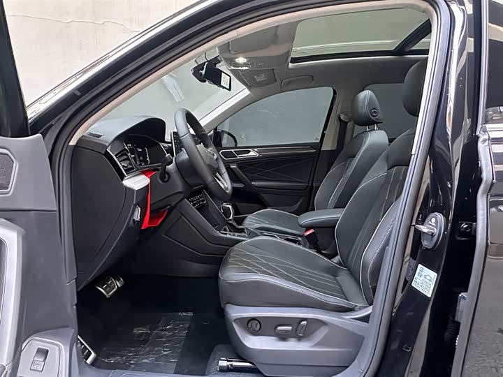 Volkswagen Tiguan L Pro 2025 2025款 出众款 330TSI 自动两驱R-Line龙耀版