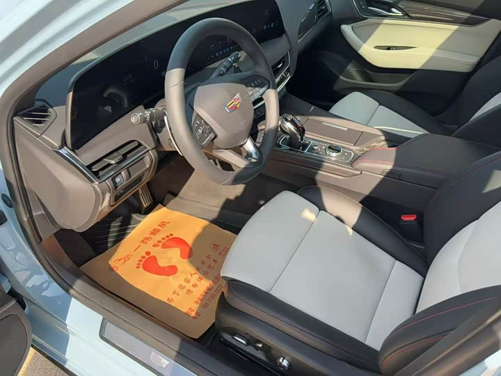 Cadillac CT5 2025 2025款 28T 赛道性能版+巅峰赛道选装包