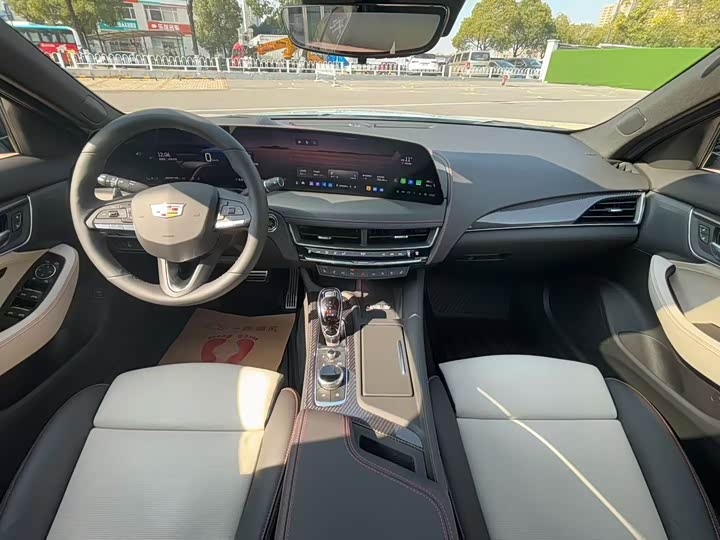 Cadillac CT5 2025 2025款 28T 赛道性能版+巅峰赛道选装包