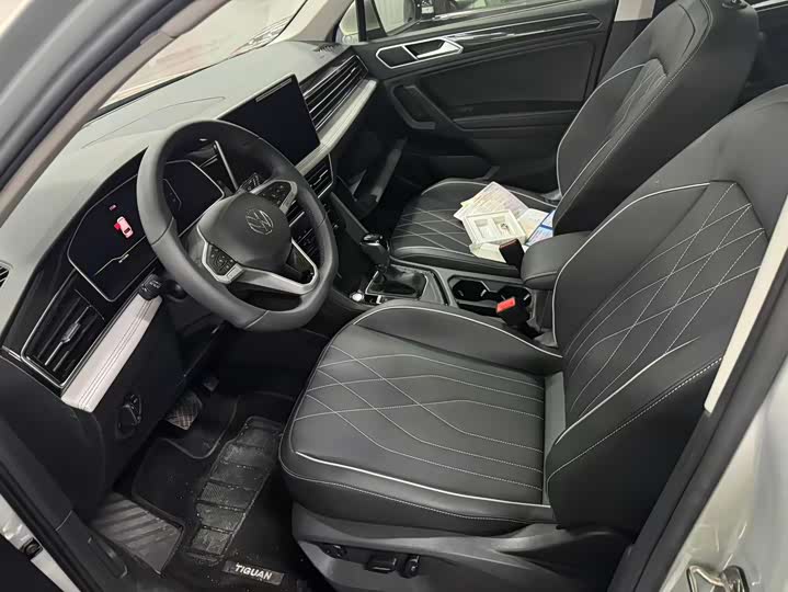 Volkswagen Tiguan L Pro 2025 2025款 出众款 300TSI 自动两驱龙腾版