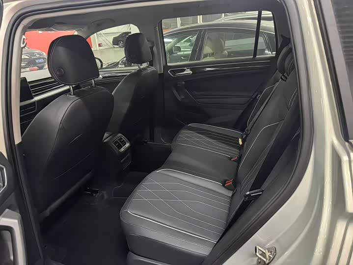 Volkswagen Tiguan L Pro 2025 2025款 出众款 300TSI 自动两驱龙腾版