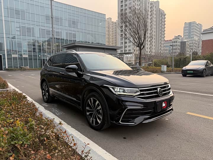 Volkswagen Tiguan L Pro 2025 2025款 出众款 330TSI 自动两驱R-Line龙耀版