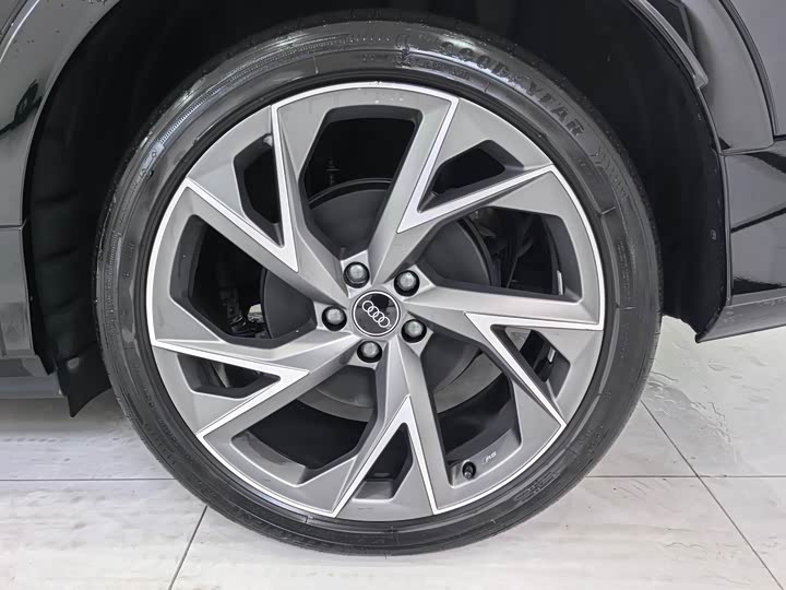 Audi Q5 e-tron 2023 2023款 40 e-tron 星耀型 锦衣套装