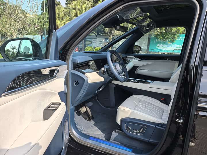 Zeekr 009 2024 2024款 七座过道版四驱 108kWh