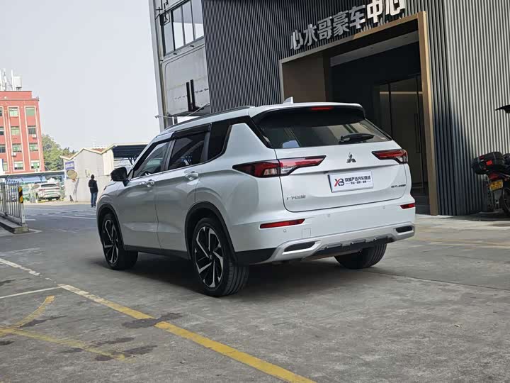 Mitsubishi Outlander 2023 2023款 1.5T CVT四驱尊耀版 7座