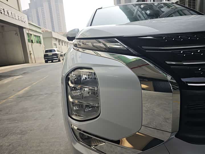 Mitsubishi Outlander 2023 2023款 1.5T CVT四驱尊耀版 7座