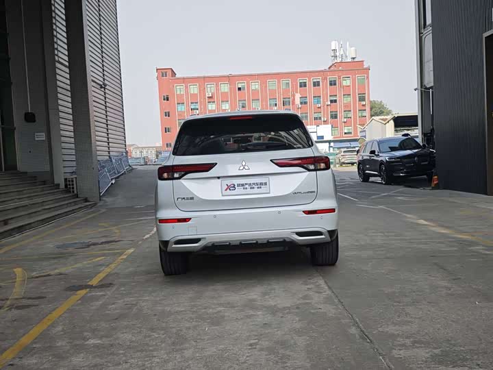 Mitsubishi Outlander 2023 2023款 1.5T CVT四驱尊耀版 7座