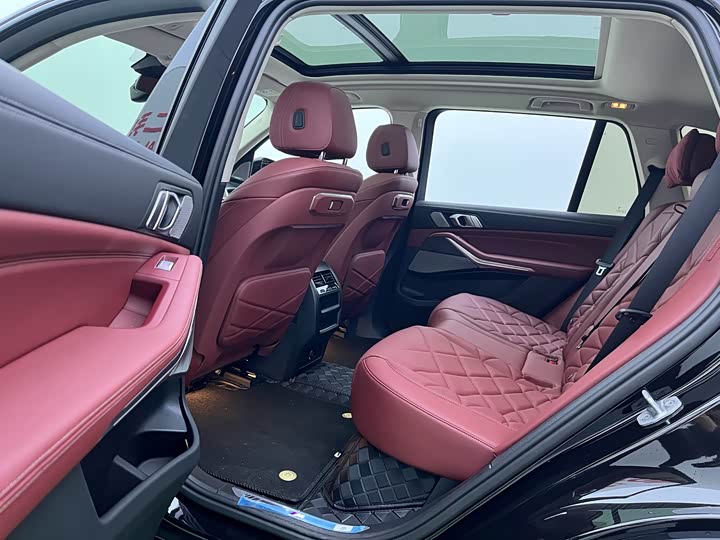 BMW X5 2025 2025款 xDrive 30Li 尊享型M运动曜夜套装