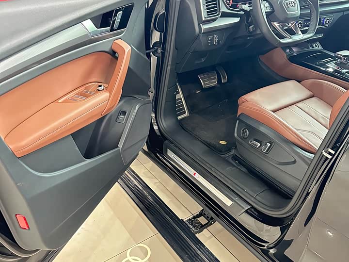 Audi Q5L 2025 2025款 45周年典藏版 40 TFSI 豪华动感型