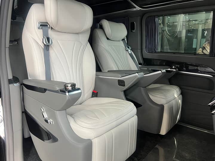 Mercedes-Benz V-Class 2024 2024款 V 300 L 长轴距尊贵版