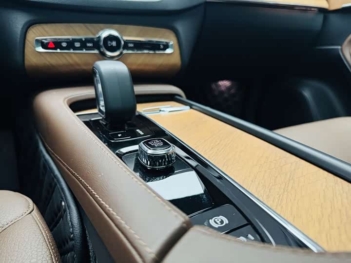 Volvo XC90 2024 2024款 B6 智逸豪华版 7座