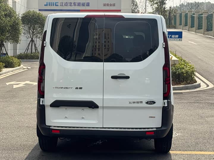 Ford Transit 2023 2023款 2.0T柴油自动多功能商用车中轴低顶5/6座