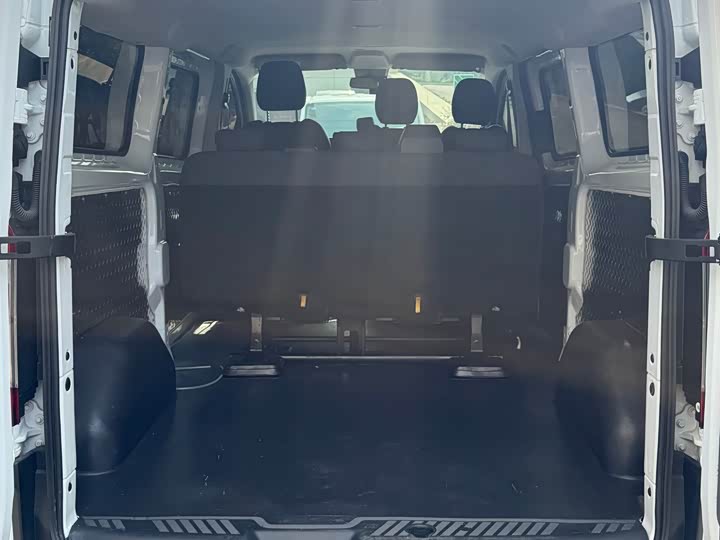 Ford Transit 2023 2023款 2.0T柴油自动多功能商用车中轴低顶5/6座