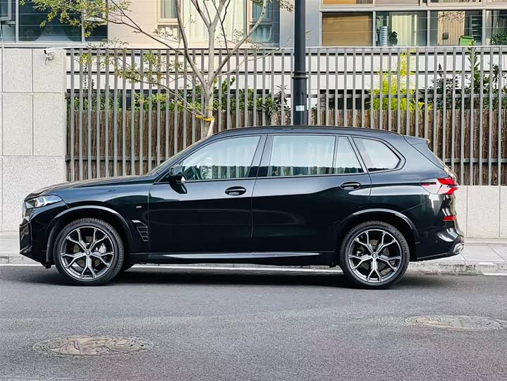 BMW X5 2025 2025款 xDrive 30Li 尊享型M运动曜夜套装