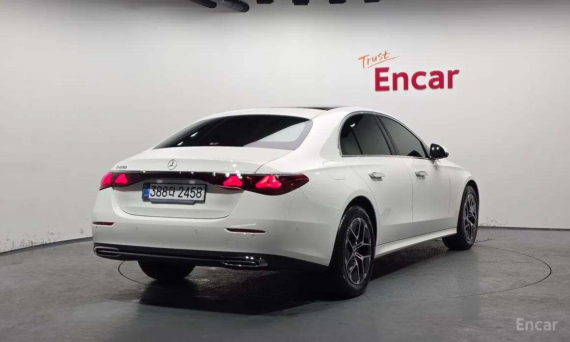 Mercedes-Benz E-Class 2024 E200 Avantgarde