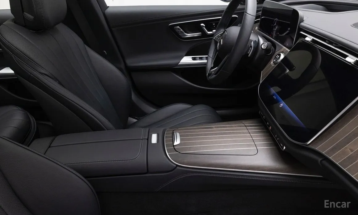 Mercedes-Benz E-Class 2024 E300 4MATIC Exclusive