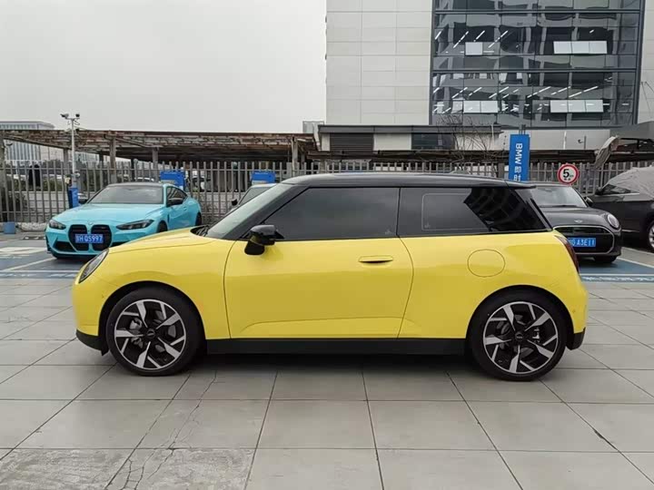 Mini Cooper 2024 2024款 452km COOPER SE 艺术家