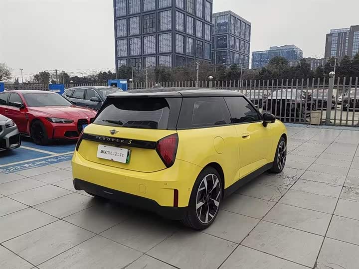 Mini Cooper 2024 2024款 452km COOPER SE 艺术家