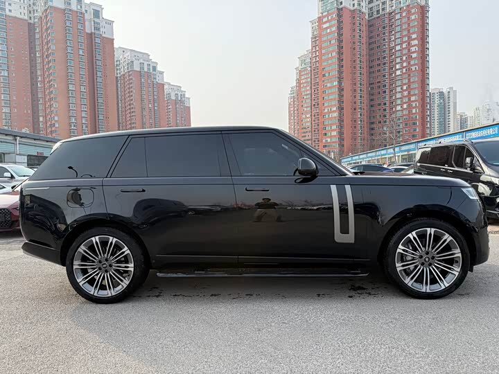 Land Rover Range Rover 2025 2025款 3.0 L6 400PS 盛世加长版