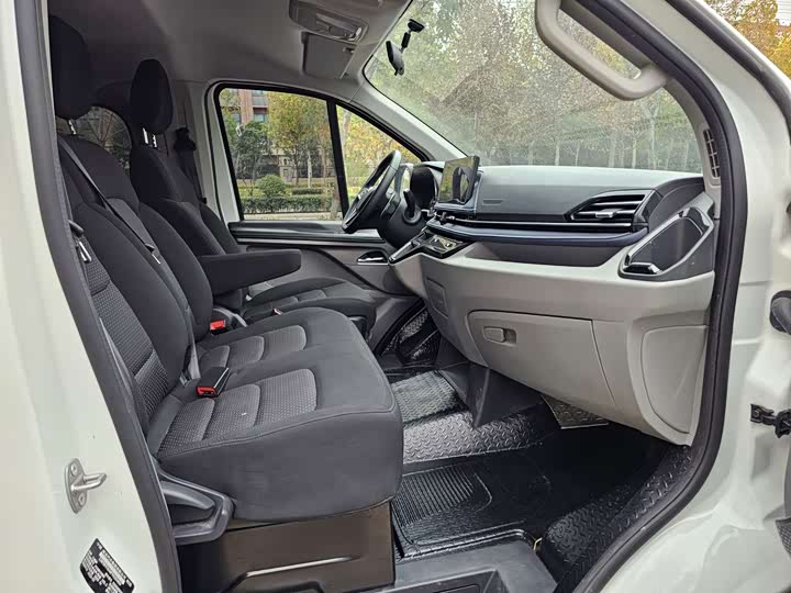 Maxus V70 2023 2023款 2.0T 精英版 自动短轴低顶 5/6座