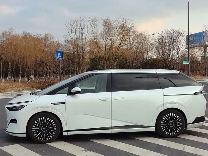 XPeng X9 2025 2025款 纯电 740超长续航 Max
