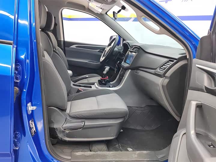 Maxus T70 2021 2021款 2.0T柴油手动四驱进取版长箱高底盘