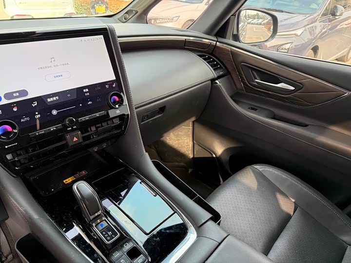 Toyota Vellfire 2024 2024款 皇冠 双擎 2.5L 至尊版