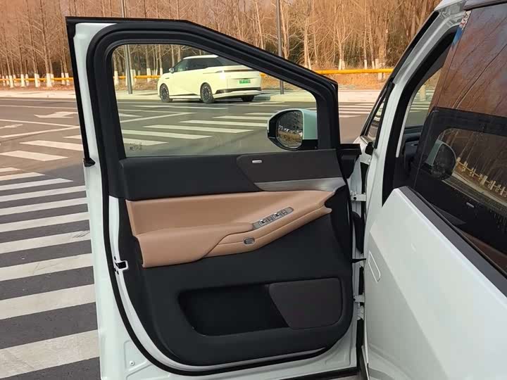 XPeng X9 2025 2025款 纯电 740超长续航 Max