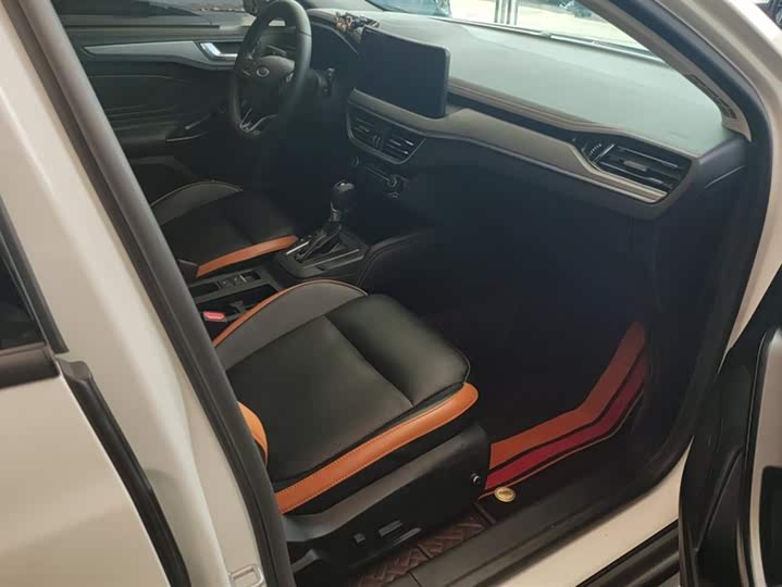 Ford Focus 2022 2022款 两厢 EcoBoost 180 自动竞速版