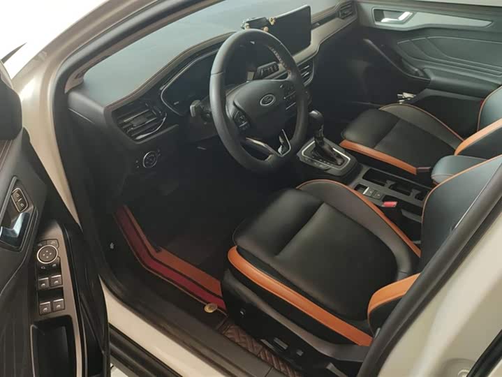 Ford Focus 2022 2022款 两厢 EcoBoost 180 自动竞速版