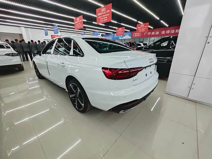 Audi A4L 2025 2025款 200万辆悦享版 40 TFSI 豪华动感型