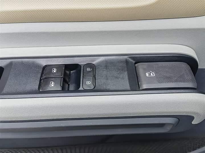 Maxus Dana V1 2025 2025款 V1+长轴高顶 多功能版（62kWh）