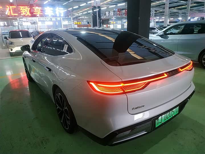 2025 Geely Galaxy E8