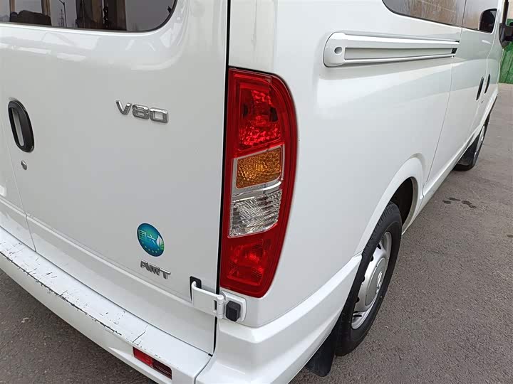 Maxus V80 2023 2023款 2.0T AMT经典傲运通短轴超低顶5/6座