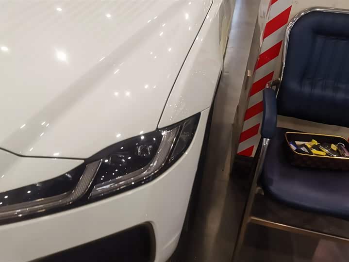 Jaguar XF L 2024 2024款 2.0T P300 四驱旗舰运动鎏金版