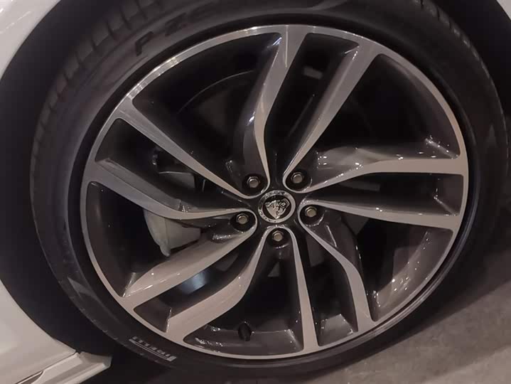 Jaguar XF L 2024 2024款 2.0T P300 四驱旗舰运动鎏金版