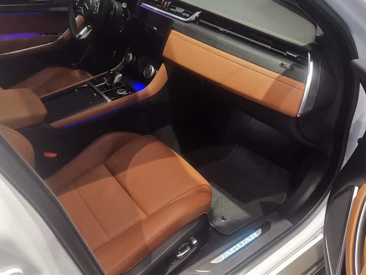 Jaguar XF L 2024 2024款 2.0T P300 四驱旗舰运动鎏金版