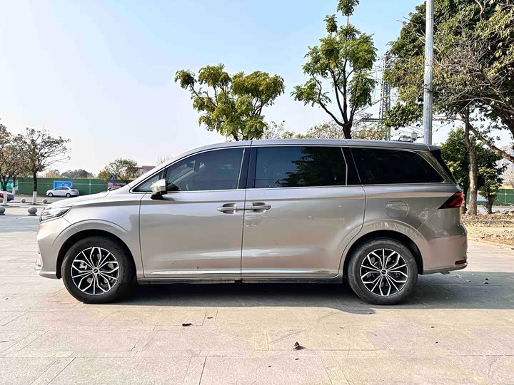 Roewe iMax 8 EV 2025 2025款 1.5T DMH 陆尊至享版