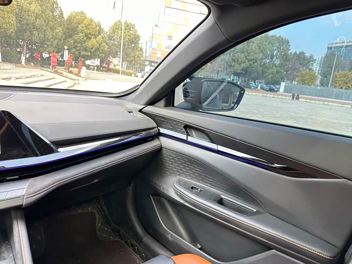 Changan UNI-V 2025 2025款 1.5T 500Bar尊贵运动型