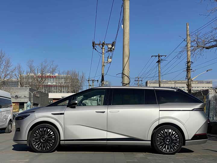 XPeng X9 2025 2025款 纯电 740超长续航 Max