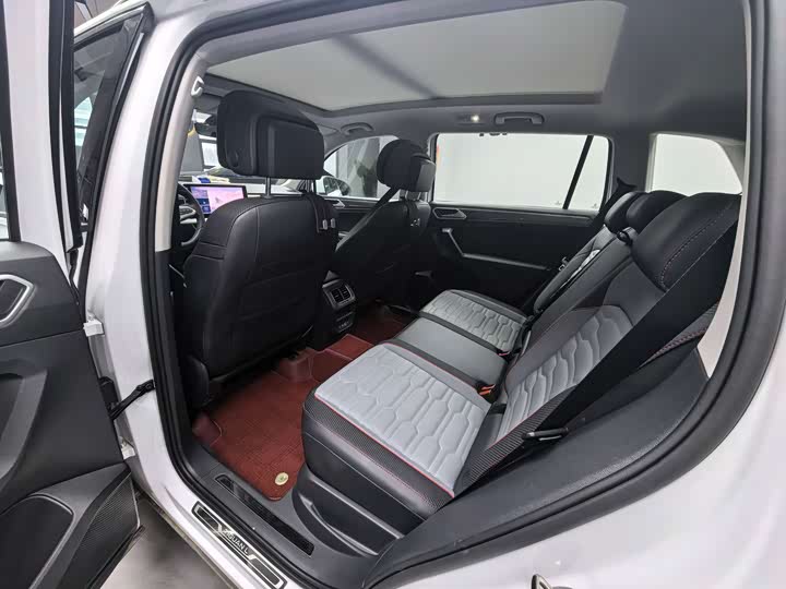 Volkswagen Tiguan L Pro 2025 2025款 出众款 330TSI 自动两驱R-Line龙耀版