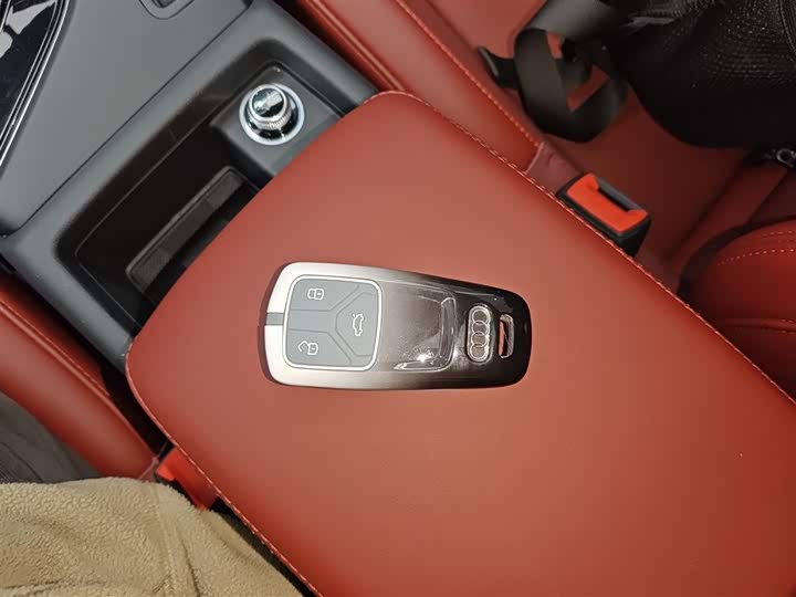 Audi A4L 2025 2025款 200万辆悦享版 40 TFSI 豪华动感型