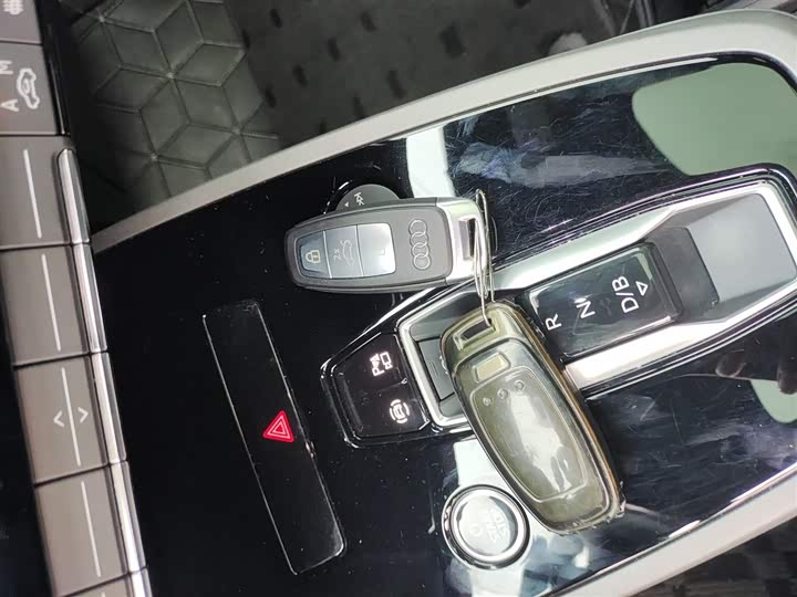 Audi Q5 e-tron 2022 2022款 40 e-tron 星耀型 机甲套装