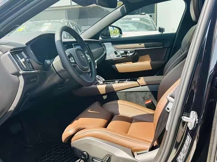 Volvo S90 Hybrid 2024 2024款 插电式混动 四驱长续航智雅豪华版