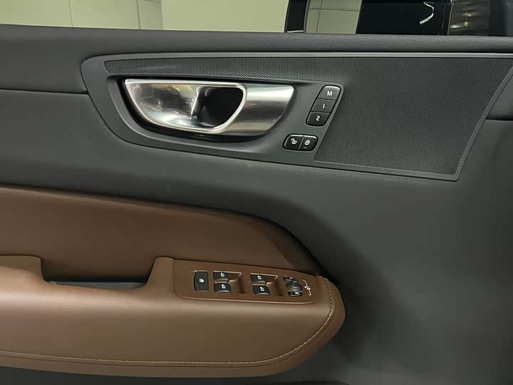 Volvo XC60 2025 2025款 B5 四驱智逸豪华版