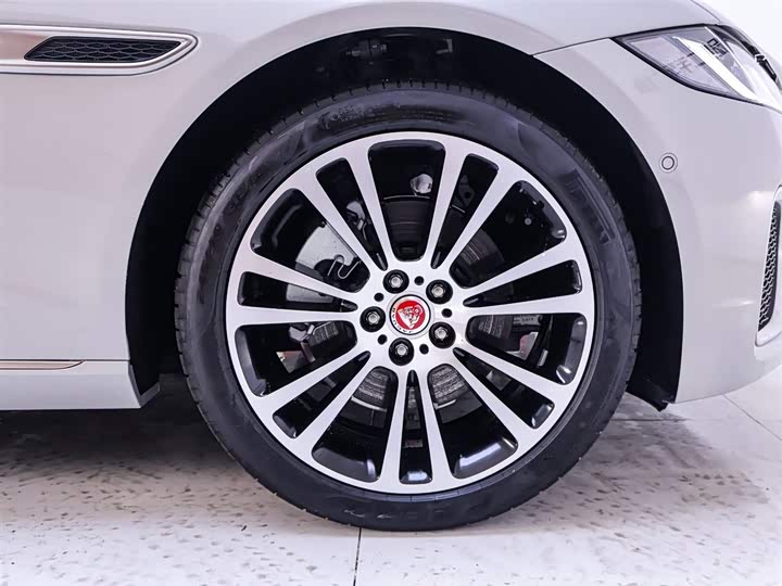 Jaguar XF L 2024 2024款 2.0T P250 两驱尊享豪华版